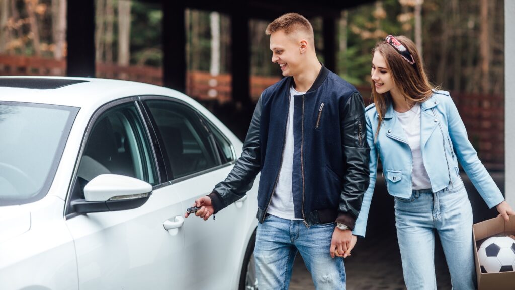 Renting jóvenes: por qué cada vez más jóvenes prefieren renting antes que comprar coche