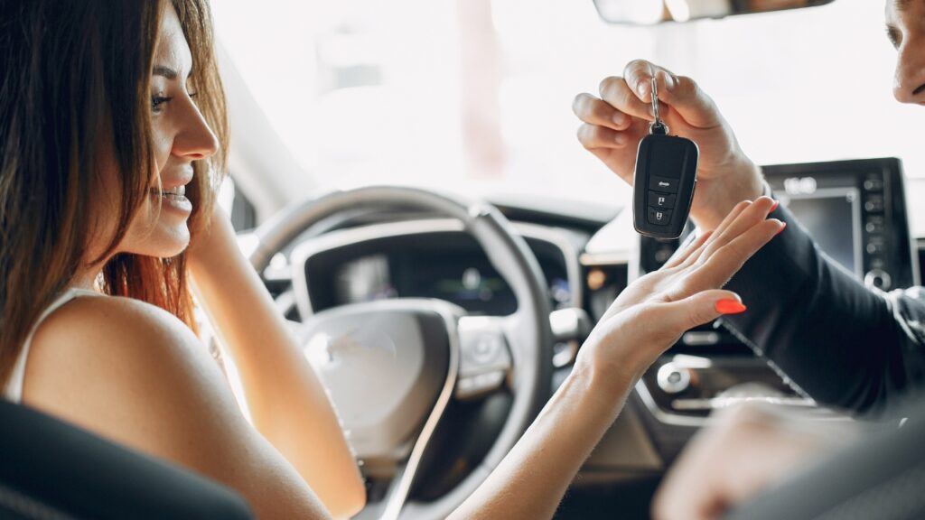 Renting sin nómina: cómo conseguir un coche aunque no tengas contrato fijo en 2026
