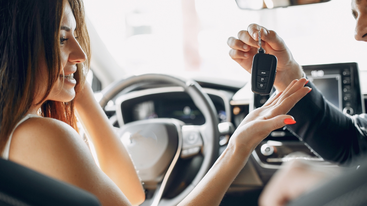 Renting sin nómina: cómo conseguir un coche aunque no tengas contrato fijo en 2026